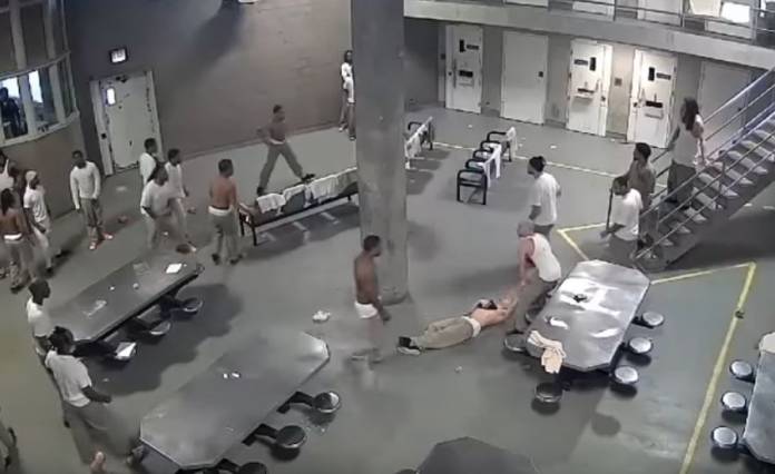 Απίστευτη αγριότητα μεταξύ κρατουμένων με αυτοσχέδια μαχαίρια (βίντεο)